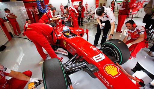 Schrauben für den Erfolg: Ferrari-Mechaniker bereiten Alonsos Boliden vor