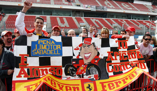 Diese Alonso-Anhänger freuen sich schon sichtlich auf das Rennen und haben keinen Zweifel an einem erfolgreichen Abschneiden ihres Idols
