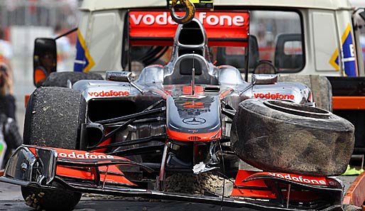 Bitteres Ende eines Formel-1-Rennens: Lewis Hamiltons Auto wird abtransportiert. Der Brite schied in der vorletzten Runde auf Platz zwei aus