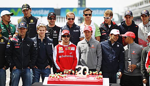Zuvor, bei einer Feier des Circuit de Catalunya, war Hamilton gemeinsam mit seinen Fahrer-Kollegen noch bester Laune