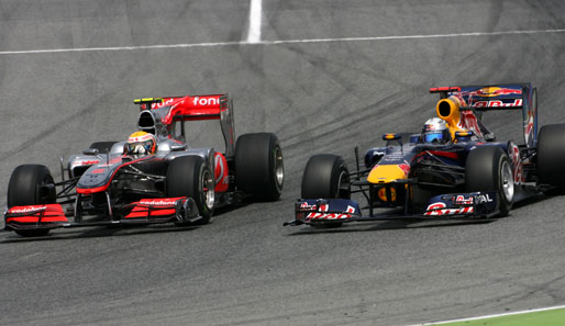 Ähnlich stark Lewis Hamilton (l.), der sich Sebastian Vettel im Red Bull schnappt und zwischenzeitlich Position zwei übernimmt