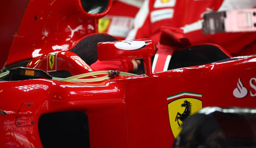 Dezenter fallen die direkt sichtbaren Änderungen am Ferrari aus: Die Scuderia hat die Rückspiegel des F10 näher ans Cockpit verlegt