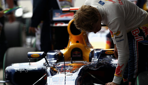 Während Sebastian Vettel unzufrieden war und sein Auto noch einmal genauer unter die Lupe nahm...