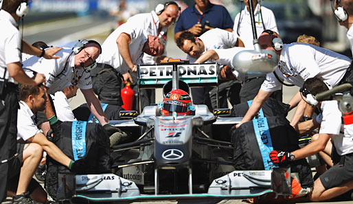 Mit Mann und Maus arbeitet Mercedes daran, Michael Schumacher ein Siegerauto hinzustellen. Im Training wurde es aber nur Rang sieben