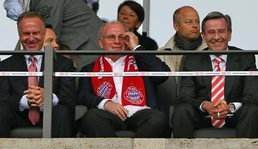 Die Bayern-Bosse hatten ihren Spaß auf der Tribüne. Dort saß auch Inter-Coach Jose Mourinho, der den FCB beobachtete