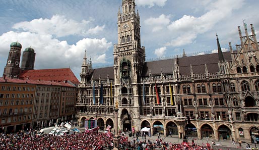 Die Bayern-Sause geht weiter. Traditionell versammeln sich tausende Fans auf dem Marienplatz, wo die Bayern ihre Meisterschale noch ein mal präsentieren