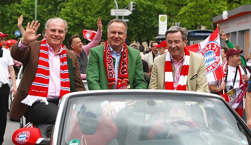 Der Wagen des Vorstands: Die Herren Rumenigge, Hoeneß und Hopfner sind ohne Lederhose unterwegs