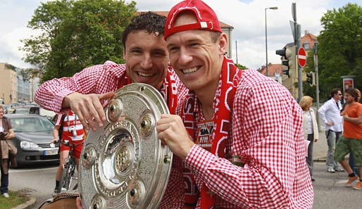 Die Holländer, die machen immer Spaß: So auch Arjen Robben bei seiner ersten und Mark van Bommel bei seiner zweiten Meisterschaft mit den Bayern