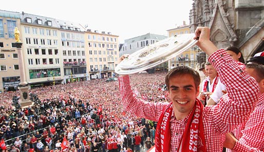 Phillip Lahm posiert auf dem Balkon. Zehntausende Fans bejubeln den 26-jährigen Vize-Kapitän