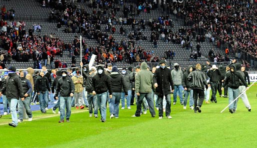 Das Wort "Krise" gehörte bei der Hertha längst zum Basis-Vokabular. Negativer Höhepunkt: Nach der last-minute-Pleite gegen Nürnberg randalierten wütende Fans auf dem Spielfeld