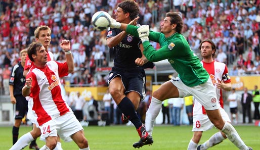 Auch die Mainzer legten einen furiosen Start hin. Nach dem Überraschungs-Sieg gegen die Bayern, als Heinz Müller (r.) Gomez und Co verzweifeln ließ, stand der FSV auf Rang fünf