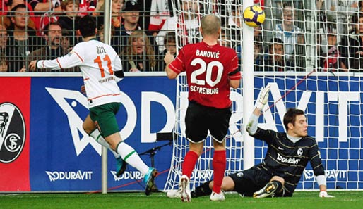 Doch die Fußballwelt musste sich weiter drehen. Bremen gelang am Spieltag Eins nach dem Enke-Tod der bis dato höchste Saisonsieg (6:0). Dabei überragend: Mesut Özil (l.)