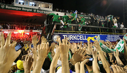 Aus den Stadienboxen dröhnte auch immer wieder die Champions-League-Hymne! Bursa ist direkt qualifiziert