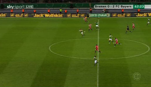 Das 3:0: Van Bommel hat im Mittelfeld die Kugel und leitet einen Konter des FCB ein