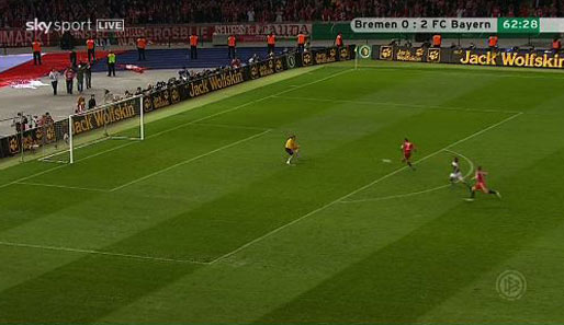 Von der Strafraumgrenze schiebt Ribery den Ball Richtung Tor