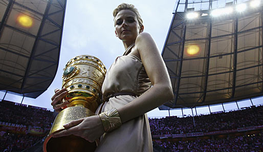 So ging der Abend los: Eva Padberg mit dem Objekt der Begierde - dem DFB-Pokal
