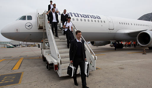 Tag 1, Ankunft in Sizilien: DFB-Teammanager Oliver Bierhoff betritt in stylischem Schwarz-Weiß-Look in Palermo sizilianischen Boden.
