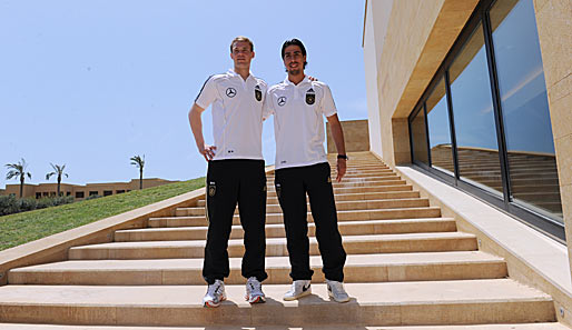 Manuel Neuer und Sami Khedira posieren für die Fotografen. Das Wetter scheint ideal zu sein