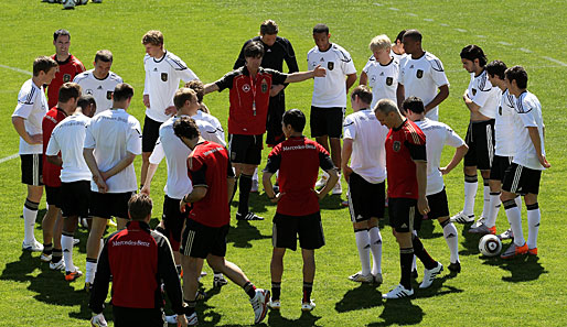 "Alle zum Trainer!" - Joachim Löw versammelt seine Mannen um sich und verkündet den Trainingsplan für den Tag