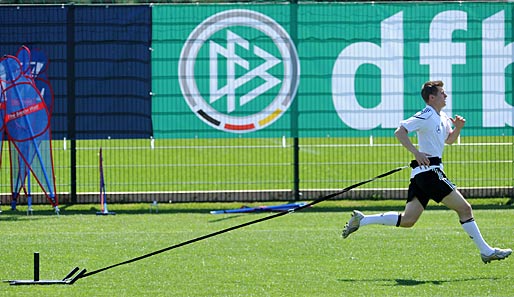 TAG 3: Auch am dritten Tag des DFB-Trainingslagers in Südtirol wurde geackert. Hier Toni Kroos und der Kampf mit dem Trainingsschlitten