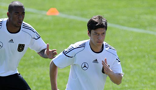 Auch Mesut Özil (r.) zeigte sich konzentriert. Hier wurde der "Robo-Dance" a la Peter Crouch trainiert