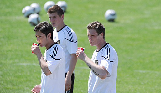 In der Pause gönnen sich Mesut Özil, Toni Kroos und Marcell Jansen einen großen Schluck Wasser aus dem Plastikbecher