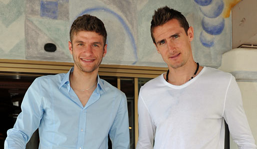 TAG 5: Am Dienstag stießen endlich auch die ersten Bayern zur Nationalmannschaft. Hier Thomas Müller (l.) und Miroslav Klose