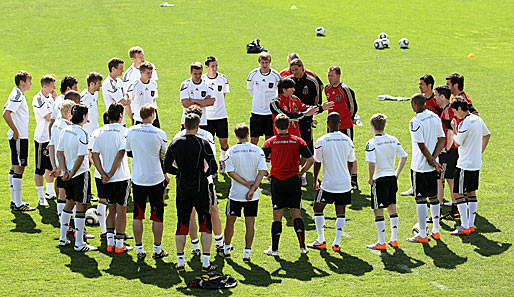 Der Chef spricht, die Spieler hören gespannt zu: Joachim Löw mit den neuesten Trainingsanweisungen