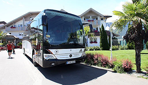 Das ist der offizielle WM-Mannschaftsbus der Nationalelf, hier vor dem Teamhotel