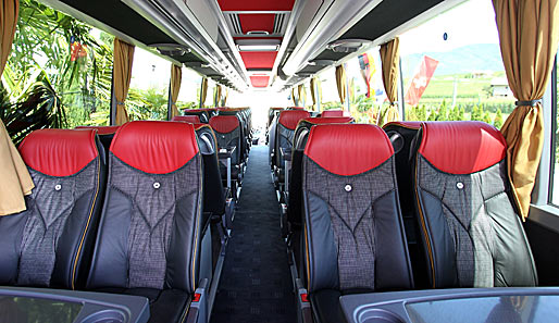 So sieht es im Bus aus. Sieht ziemlich modern aus, was DFB-Partner Mercedes Benz da anbietet