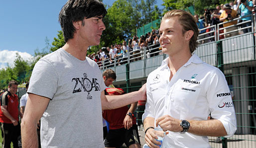 Weitaus herzlicher ist da der Bundestrainer - Jogi Löw im angeregten Smalltalk mit Nico Rosberg