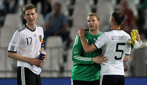 Manuel Neuer (Mitte) hielt seinen Kasten in seinem ersten Spiel als deutsche Nummer eins sauber. Gut gemacht, Manu!