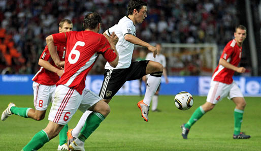 Özil treibt den Ball durchs Mittelfeld. Die Ungarn ließen der deutschen Elf phasenweise auch sehr viel Platz