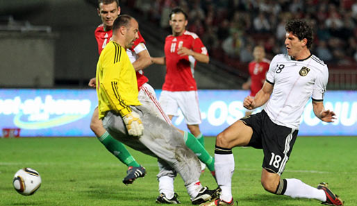 Damit war der Sack zu: Mario Gomez (r.) erzielte gegen Gabor Kiraly das 2:0 für die deutsche Mannschaft