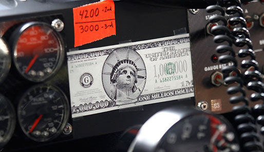 Mit der 1-Million-Dollar-Note am Armaturenbrett sollte sich NASCAR-Pilot David Reutimann nicht erwischen lassen. Die ist bestimmt gefälscht