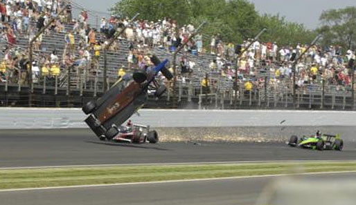 Indy 500: Schrecksekunde in der letzten Runde. Mike Conway hob nach einer Berührung mit Ryan Hunter-Reay ab