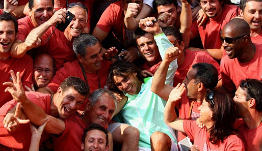 Auch ein Bad in der Menge ließ sich Nadal nicht nehmen. Schließlich hatten seine Fans brav ausgeharrt