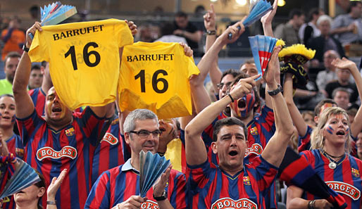 Die Barca-Fans in Köln hatten beste Laune und feierten auch ihren Torwart-Oldie David Barrufet, dem man seine 39 Jahre nicht anmerkte
