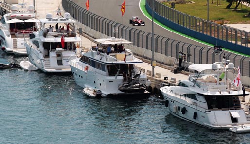 Das Fahrerfeld dagegen kämpfte vor der malerischen Hafenkulisse um die Startpositionen. Hier rast Alonso an den Yachten vorbei und wurde im Ferrari letztlich Vierter