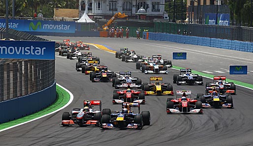 Während Mark Webber von Platz zwei sogar bis auf Rang neun durchgereicht wurde, schoss Lewis Hamilton beim Start gleich nach vorne