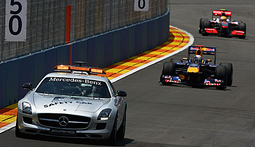 Nach einem heftigen Webber-Crash bremste das Safety-Car das Feld ein. In der Folge kassierte Hamilton eine Durchfahrtsstrafe. Auch andere Fahrer mussten eine Strafe fürchten