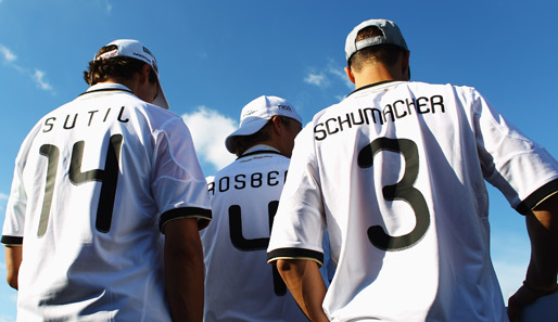 Die deutschen Fahrer präsentierten sich vor dem Qualifying im WM-Fieber und demonstrierten ihre Verbundenheit zur Fußball-Nationalmannschaft