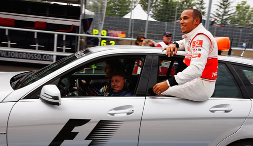 Der McLaren war dabei gerade nur exakt für die schnellen Runden betankt. Also ließ der Brite seinen Boliden ausrollen und wurde vom Safety-Car in die Box gebracht