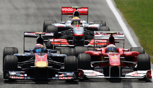 Auch sonst war vieles im Rennen Millimeterarbeit für die Fahrer. Zunächst liefeten sich Buemi und Alonso einen Zweikampf, doch im Hintergrund lauerte schon Lewis Hamilton