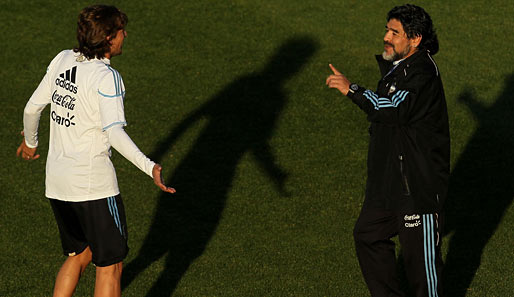 Diego Maradona (r.) ist natürlich auch dabei. Argentiniens Nationalcoach erklärt seinen Jungs, wie es geht