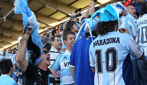 Und Diego hat auch seine eigenen Fans dabei. Denen wär's wohl am liebsten, wenn Maradona nochmal selbst die Fußballstiefel schnürt
