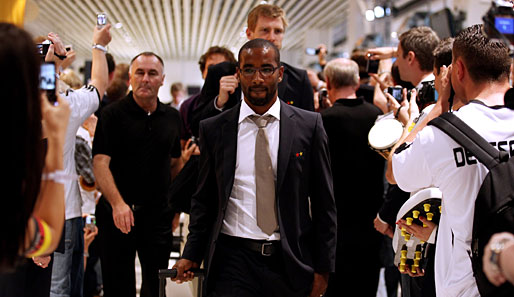 Cacau mit Brille: Vor dem Abflug wurde die deutsche Mannschaft von den Fans am Flughafen verabschiedet