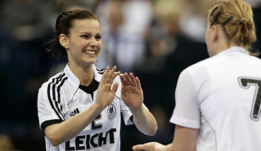 Per Mertesacker ist mit der deutschen Handballnationalspielerin Ulrike Stange (l.) zusammen