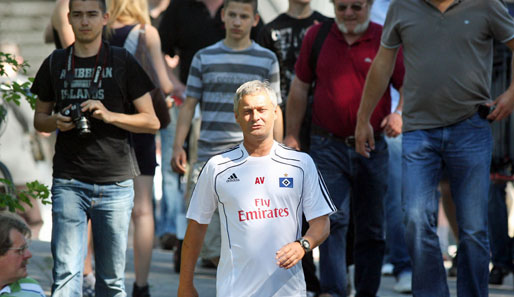Der neue Chef marschiert voran: Armin Veh spaziert bei bestem Wetter zum Trainingsplatz des HSV - begleitet von einer Schar Hamburger Fans