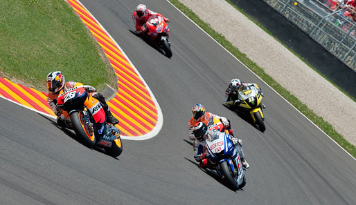 Das Rennen der Besten dominiert der Spanier Dani Pedrosa (l.) auf seiner Honda. Jorge Lorenzo (r.) bleibt WM-Führender